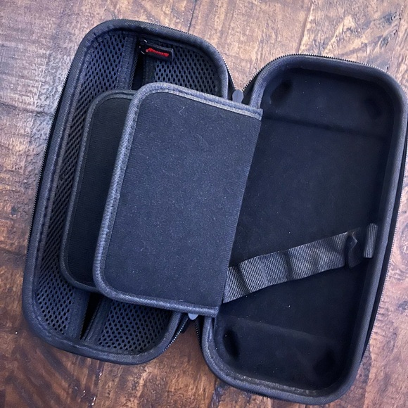 Nintendo Switch hard shell case - Picture 3 of 3